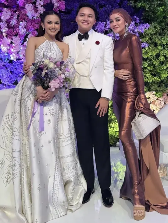 Olla Ramlan tampil mewah mengenakan gaun bodycon warna coklat shimmer serasi dengan turbannya. Ia pun mengenakan anting-anting airdrop sambil membawa handbag Hermes. [@ollaramlan]