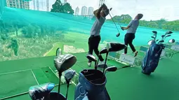 Pegolf memukul bola di sela-sela peluncuran stick golf XXIO 12 dan XXIO 12 Ladies di Senayan Golf Club, Jakarta (24/03/2022). Teknologi XXIO 12 adalah ActivWing, yang memberikan kestabilan clubhead dan membantu menyesuaikan sudut permukaan saat benturan. (Liputan6.com/Fery Pradolo)