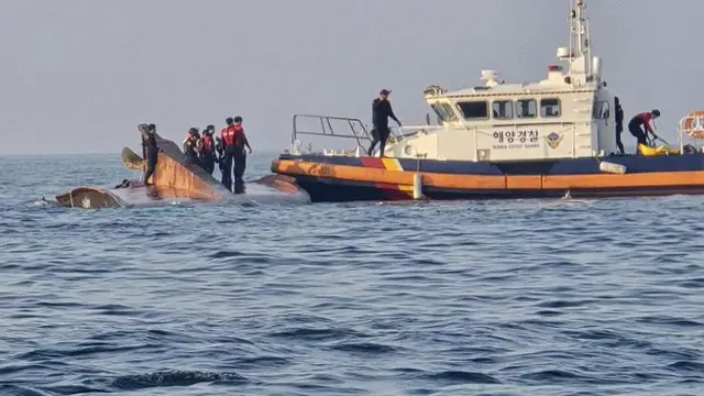 Polisi maritim mencari dua pelaut Indonesia yang hilang setelah insiden kapal nelayan di perairan lepas pantai barat daya Korea, Kamis (13/6/2024). (Mokpo Coast Guard)