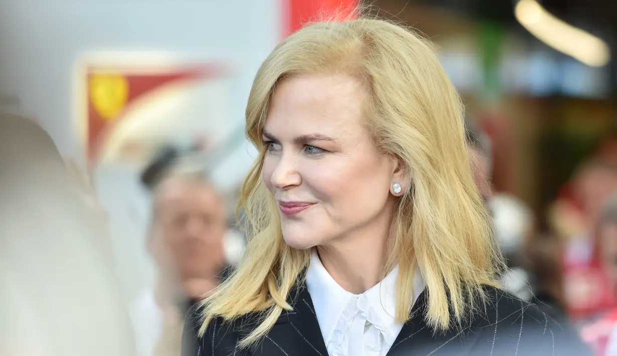 Nicole Kidman tersenyum saat mengunjungi paddock tim Ferrari menjelang Grand Prix F1 Australia di Melbourne, Sabtu (25/3). Pada kesempatan itu Nicole juga berbincang dengan mantan pembalap F1 Jackie Stewart. (AFP/Paul Crock)