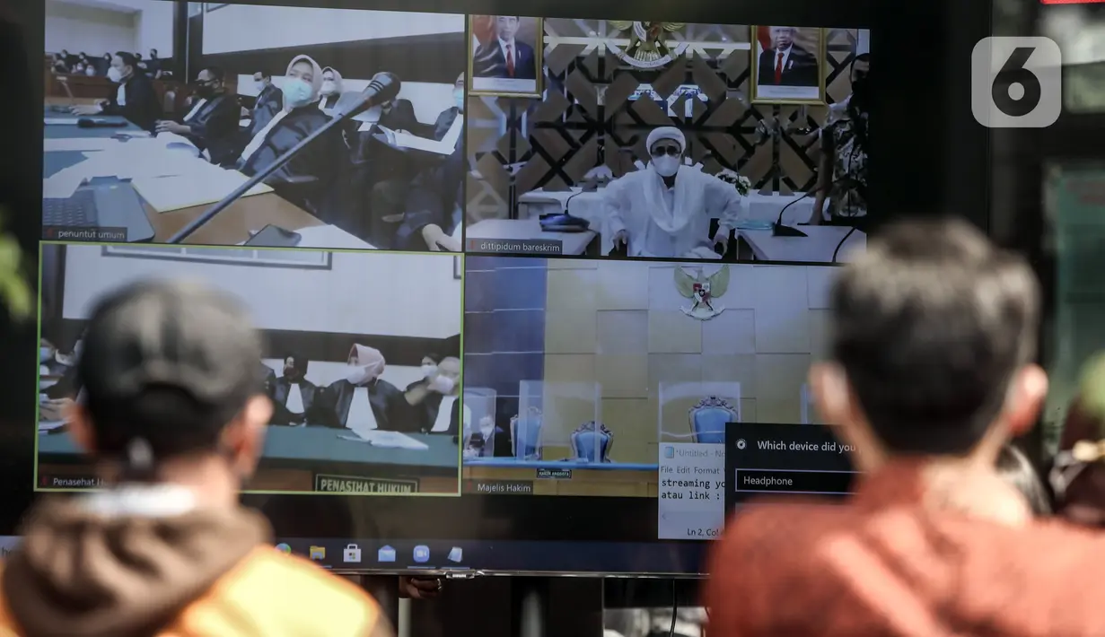 Pengunjung menyaksikan layar yang menampilkan sidang perdana Rizieq Shihab di Pengadilan Negeri Jakarta Timur, Jakarta, Selasa (16/3/2021). Massa mendatangi PN Jakarta Timur untuk menyaksikan sidang Rizieq Shihab terkait kasus kerumunan dan tes usap. (merdeka.com/Iqbal S. Nugroho)