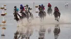 Sejumlah peserta memacu kudanya di atas lumpur saat berkompetisi di Wadden Race, Lower Saxony, Jerman, Minggu (12/7/2015).Para peserta bersaing untuk menjadi yang terdepan. (REUTERS/Fabian Bimmer)