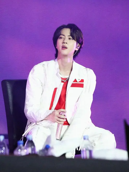 Penampilan Jin BTS dengan busana berwarna putih yang dipadukan merah ini juga tak lepas dari sorotan. Gaya kasual Jin BTS saat di atas panggung ini pun tetap terlihat memesona. (Liputan6.com/IG/@jin)