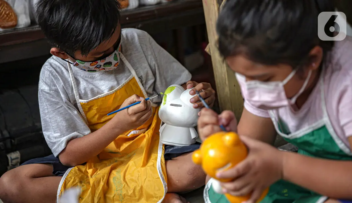 Anak-anak mewarnai boneka karakter kartun di Saung Art Gallery, Pondok Cabe, Tangerang Selatan, Banten, Kamis (6/1/2022). Selain menjadi sarana edukasi, boneka berbahan gipsum yang dapat digunakan sebagai celengan ini dijual dengan harga Rp 20 ribu-Rp 40 ribu per buah. (Liputan6.com/Faizal Fanani)