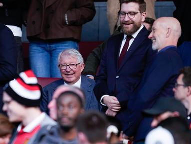 Pelatih legendaris Setan Merah, Sir Alex Ferguson, tampak tersenyum melihat Manchester United sukses melaju ke final Liga Europa 2024/2025 usai mengandaskan Athletic Bilbao dalam laga leg kedua semifinal yang dihelat di Old Trafford, Jumat (9/5/2025) dini hari WIB. (AP Photo/Dave Thompson)