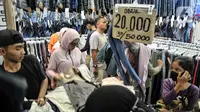 Calon pembeli memadati pusat thrifting atau pakaian impor bekas di Pasar Senen, Jakarta, Kamis (20/4/2023). (merdeka.com/Iqbal S. Nugroho)