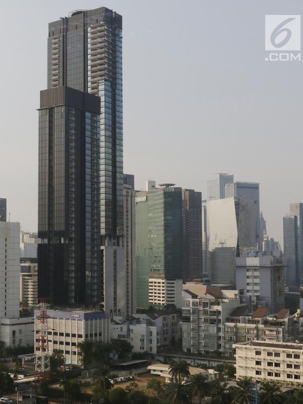 Gedung bertingkat mendominasi kawasan ibu kota Jakarta pada Selasa (30/7/2019). Badan Anggaran (Banggar) DPR bersama dengan pemerintah menyetujui target pertumbuhan ekonomi Indonesia berada di kisaran angka 5,2% pada 2019 atau melesat dari target awal 5,3%. (Liputan6.com/Angga Yuniar)