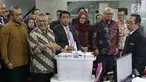 Ketua KPU RI, Arief Budiman (kedua kiri) menyerahkan alat bukti menghadapi perselisihan hasil Pilpres 2019 dan jawaban pihak KPU sebagai termohon di Gedung Mahkamah Konstitusi, Jakarta, Rabu (12/6/2019). 272 boks kontainer dari 34 provinsi diserahkan KPU ke MK. (Liputan6.com/Helmi Fithriansyah)