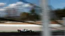 Pembalap Mercedes Lewis Hamilton memacu mobilnya saat sesi pengujian pramusim di Sirkuit de Catalunya, Spanyol (6/3). (AP Photo / Manu Fernandez)