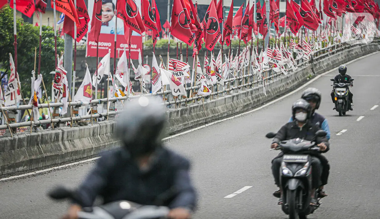 Sementara itu, Badan Pengawas Pemilu (Bawaslu) DKI Jakarta meminta partai politik yang menggunakan bendera atau spanduk untuk kampanye bisa menaati peraturan. Salah satunya tidak menancapkan bendera partai di sembarang tempat. (Liputan6.com/Faizal Fanani)