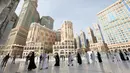 Jemaah tiba di Masjidil Haram pada awal musim haji di Mekkah, Arab Saudi, Sabtu (17/7/2021). Jemaah haji melakukan tawaf dengan tetap menjaga jarak demi mengantisipasi penyebaran COVID-19. (FAYEZ NURELDINE/AFP)