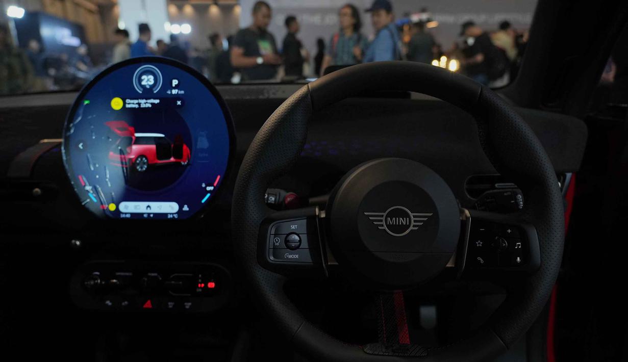 Momen tersebut menjadi salah satu yang paling ikonik dalam sejarah motorsport. Tampak dalam foto, interior mobil listrik MINI 1965 Victory Edition selama acara peluncurannya di Jakarta, Jumat 17 April 2026. (AP Photo/Tatan Syuflana)
