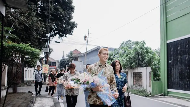 Momen lamaran Julian Jacob dan Mirriam Eka di Yogyakarta (Foto: @kalopsia.photo via Instagram @julianjacs)