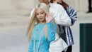 Penampilan Jennie sendiri terlihat mencolok dengan long sleeve knitwear biru dan short shimmer kehijauan [@yg_stars.90]