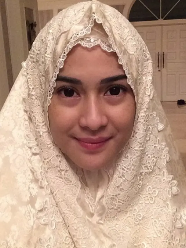 Potret Dian Sastrowardoyo Pakai Mukena, Semakin Adem Dipandang