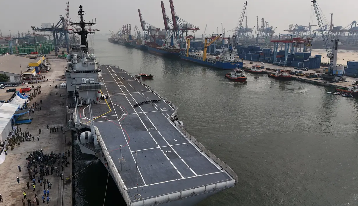 Tampak kapal induk ITS Giuseppe Garibaldi-551 saat tiba di Dermaga 107 Pelabuhan Tanjung Priok, Jakarta, Jumat (18/9/2026). Kedatangan kapal tersebut menjadi bagian dari kegiatan yang berkaitan dengan penguatan kerja sama dan kemampuan di bidang kemaritiman. (Istimewa)