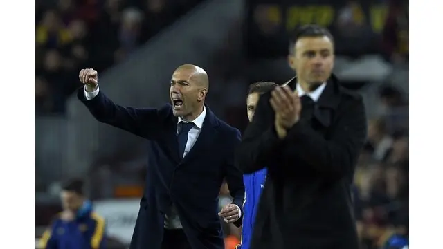 Begini cara Zinedine Zidane menikmati El Clasico pertamanya sebagai seorang pelatih Real Madrid dari pinggir lapangan di Stadion Camp Nou, Minggu (3/4/2016).