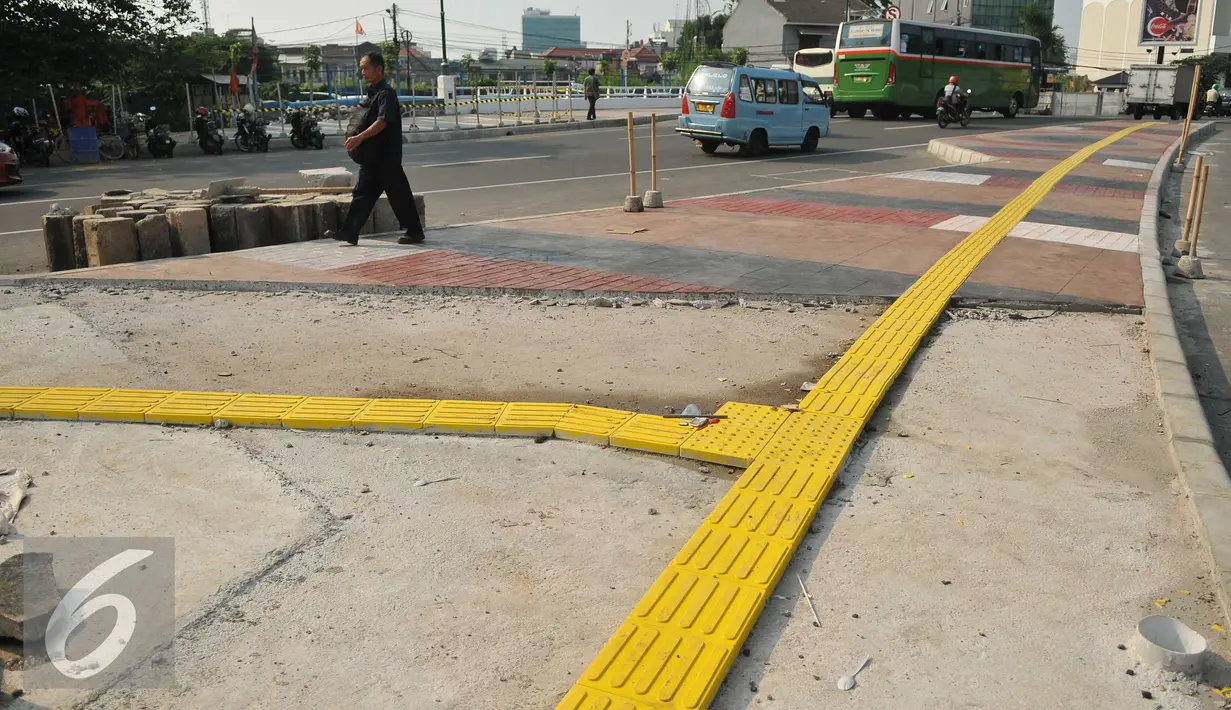 Jalur kuning di trotoar sebagai tanda untuk penyandang disabilitas, Tanah Abang, Jakarta, Senin (18/7). Pemprov DKI tengah berupaya membuat trotoar yang ramah bagi penyandang disabilitas. (Liputan6.com/Gempur M Surya)