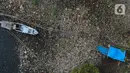 Keberadaan sampah pesisir ini bikin kotor lautan yang ada di kawasan permukiman kampung nelayan. (merdeka.com/Imam Buhori)
