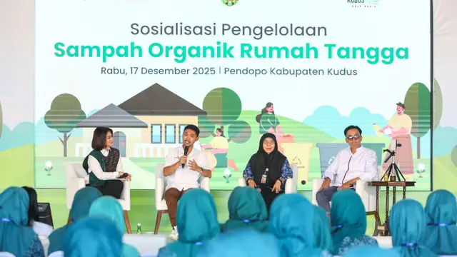 Perwakilan Dinas PKPLH Kudus dan pihak BLDF saat sesi diskusi di Pendopo Kudus.