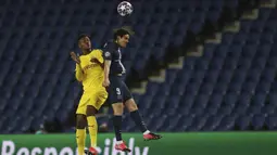Penyerang PSG, Edison Cavani berebut bola udara dengan bek Borussia Dortmund, Dan-Axel Zagadou pada pertandingan leg kedua babak 16 besar Liga Champions di stadion Parc des Princes, Paris, Prancis (12/3/2020). PSG menang 2-0 atas Dortmund dan melaju ke perempat final. (UEFA via AP)