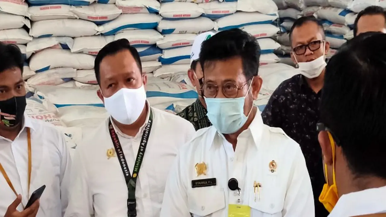 Cerita Mentan Tinjau Kesiapan Pupuk Subsidi Untuk Petani