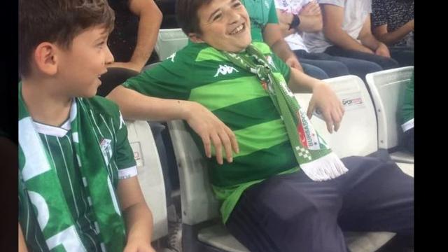 Penonton yang merokok dalam sebuah laga amal di Turki