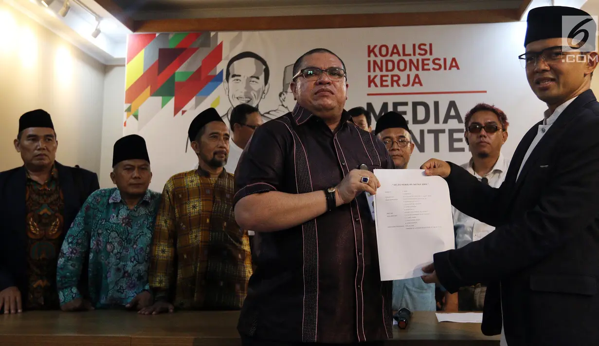 Jubir TKN dan Direktur Relawan Jokowi-Ma'ruf Amin, Razman Nasution (kiri) dan Maman Imanulhaq (kanan) menunjukkan dukungan Eks 212 saat memberi keterangan pers di Rumah Cemara, Jakarta, Kamis (11/10). (Liputan6.com/JohanTallo)