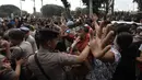 Demonstran driver online saling dorong dengan polisi saat unjuk rasa di depan Istana Negara, Jakarta, Rabu (14/2). Aksi pemberhentian mobil taksi online yang masih beroperasi oleh demonstran sempat membuat situasi tegang. (Liputan6.com/Arya Manggala)