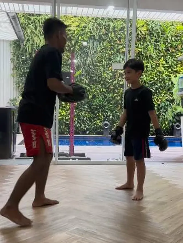 Ditonjok Teman Sekolah, Ini 7 Momen Rafathar Latihan Bela Diri Bersama Juara MMA