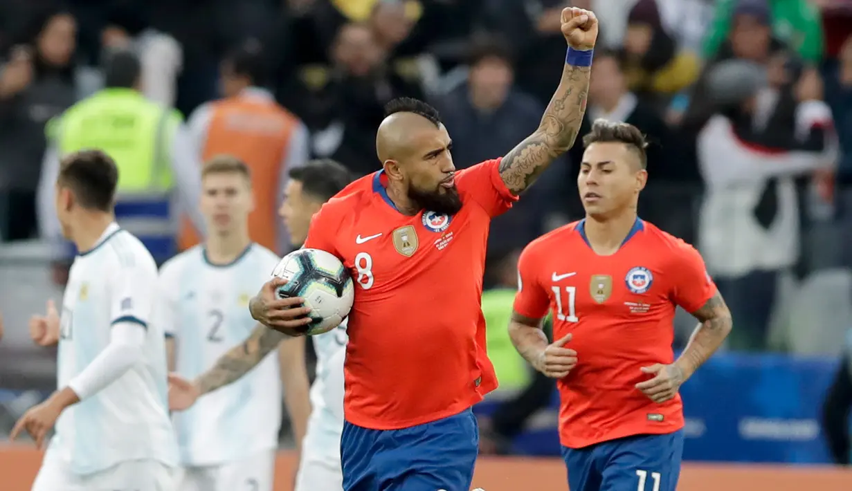 Gelandang Chile, Arturo Vidal berselebrasi usai mencetak gol ke gawang Argentina pada pertandingan perebutan tempat ketiga Copa America 2019 di Arena Corinthians di Sao Paulo, Brasil (6/7/2019). Argentina sukses  merebut posisi ketiga usai mengalahkan Chile 2-1. (AP Photo/Andre Penner)