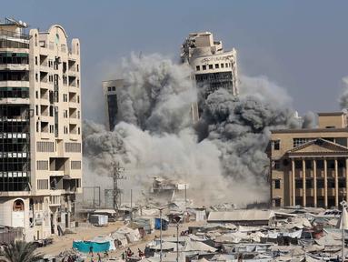 Menara al-Ruya di kawasan Rimal, Kota Gaza, runtuh di tengah asap setelah serangan udara Israel pada 8 September 2025. (Omar AL-QATTAA/AFP)