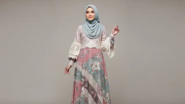 Gamis Batik Organza Cutting A-line dengan Aksen Brokat di Lengan