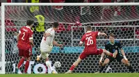 Pemain Denmark Joakim Maehle (kedua kiri) mencetak gol ke gawang Rusia pada pertandingan Grup B Euro 2020 di Stadion Parken, Kopenhagen, Denmark, Senin (21/6/2021). Denmark menang 4-1. (AP Photo/Martin Meissner, Pool)