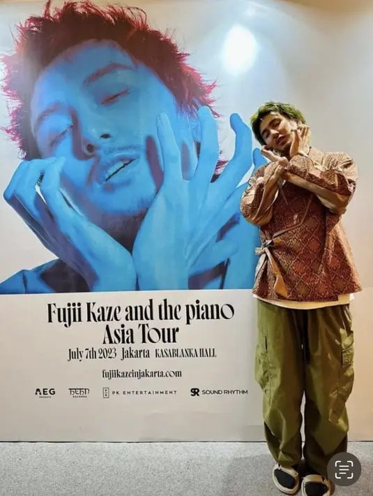 Fujii Kaze penyanyi Jepang mengenakan batik dari IKAT Indonesia, ia memadukannya dengan celana cargo hijau. [Instagram/@didietmaulana]