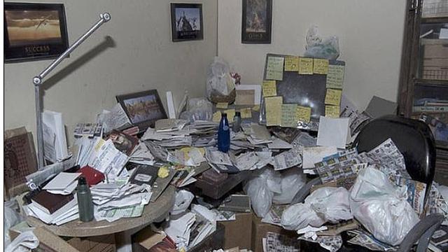 7 Potret Mimpi Buruk Work from Home, Meja Kerja Berantakan Banget