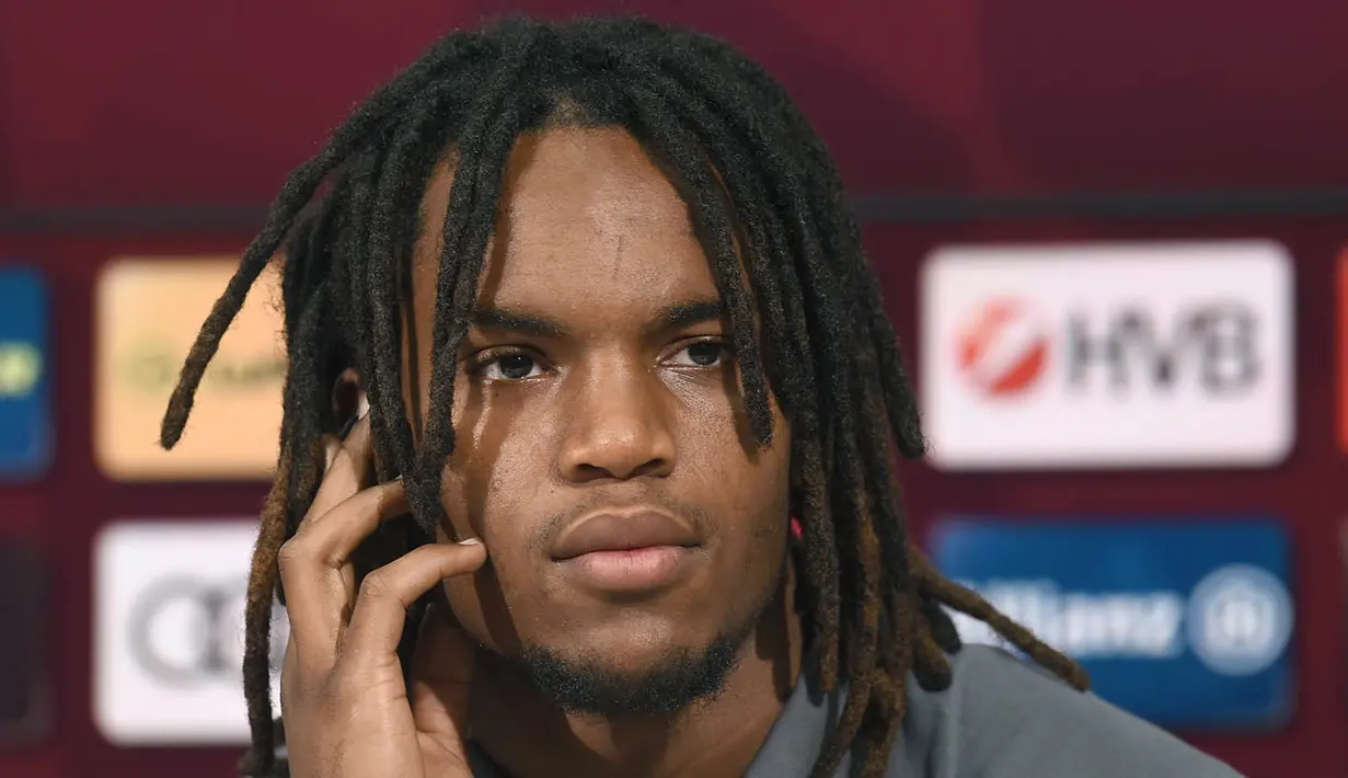 5. Renato Sanches, gelandang Portugal ini sejak awal disebut akan pindah ke Manchester United. Tetapi pria 19 tahun tersebut membuat keputusan mengejutkan dengan bergabung bersama Bayern Munchen. (AFP/Christof Stache)