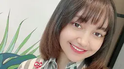 Pemilik jumlah followers 1,9 juta di Instagram ini memang cantik memesona saat ia tampil berponi. Dahi yang tertutupi rambut tersebut menyempurnakan kecantikan Jihan Audy. (Liputan6.com/IG/@jihanaudy123_real)