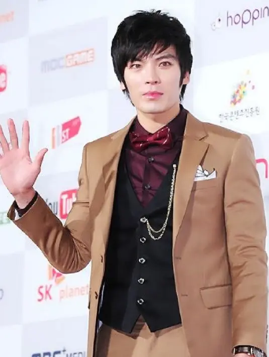 Wajah Kim Sung Oh terlihat semakin unik dengan mata yang tajam. (Foto: pinterest.com)