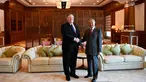 Perdana Menteri Malaysia, Mahathir Mohamad berjabat tangan dengan Menteri Luar Negeri AS Mike Pompeo selama pertemuan mereka di Putrajaya, Kuala Lumpur, Jumat (3/8). Kunjungan Pompeo  untuk mengakhiri lawatan dua hari di Malaysia. (AFP/MANAN VATSYAYANA)