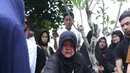 "Katanya jangan tunggu saya mah, Lagi pula Tasya ada ujian. Tasya baru bulan Mei bisa pulang," ungkap Isverina Andriany, ibu Tasya Kamila, usai pemakaman, di TPU Pangkalan Jati, Depok, Jawa Barat. (Nurwahyunan/Bintang.com)