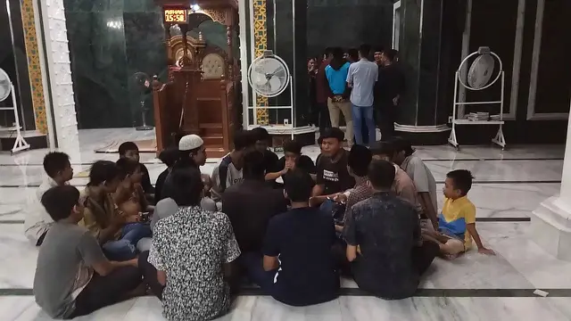 Kegiatan membangunkan orang untuk sahur di Masjid Al-Furqan, Gampong Beurawe (Ist)