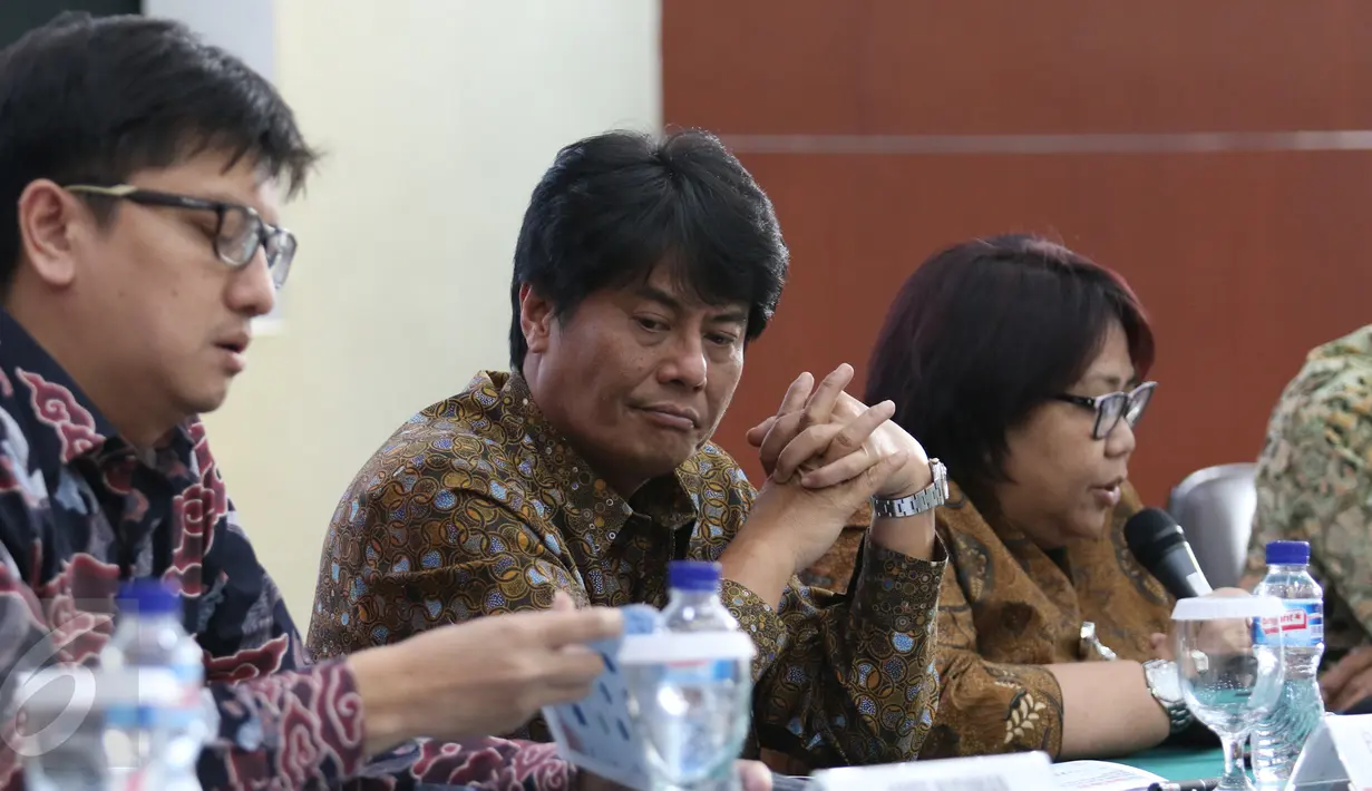 Dirut PT Pertamina Elia Massa Manik (tengah) saat perkenalan dengan media di Gedung Pertamina, Jakarta, Kamis (16/3). Elia Massa Manik mengisi posisi Dirut PT Pertamina yang sebelumnya dijabat Yenni Andayani sebagai Plt. (Liputan6.com/Angga Yuniar)