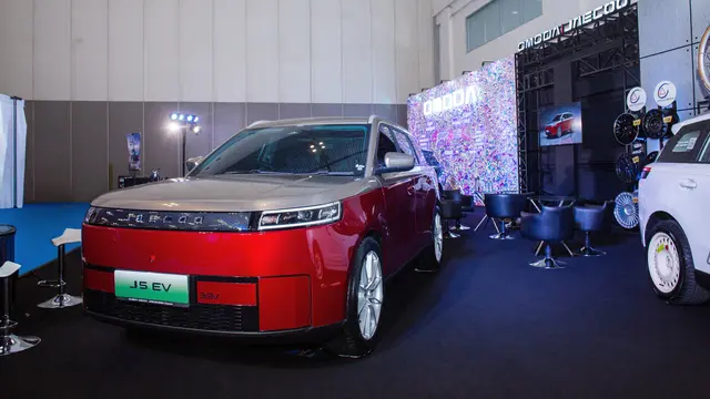 Tampilan Elegan JAECOO J5 EV dengan Konsep Warna Two-Tone Merah Perak⁠