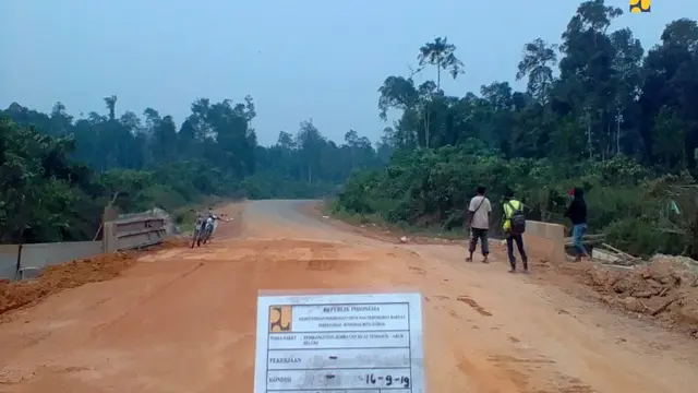 Pembangunan jalan paralel perbatasan Indonesia-Malaysia di Kalimantan Barat (Kalbar) sepanjang 811,32 km.