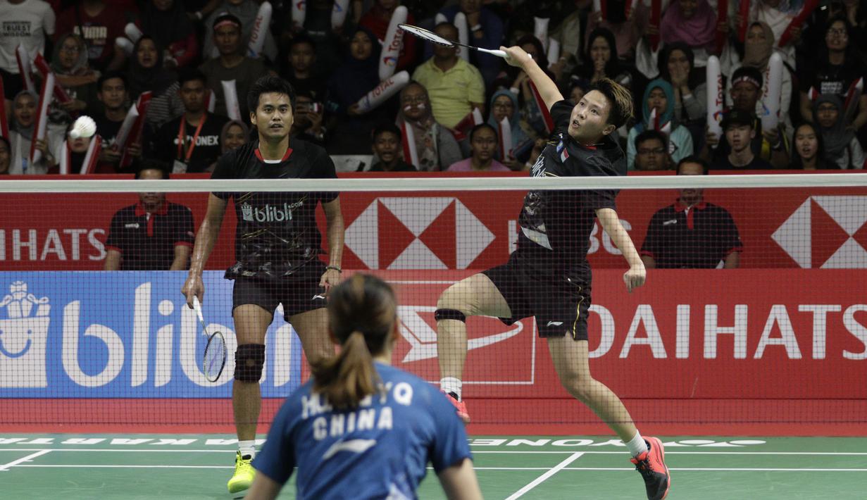 Pasangan Indonesia, Tontowi Ahmad/Lilyana Natsir, saat melawan wakil Cina, Zheng Siwei/Huang Yaqiong, pada laga Indonesia Masters 2019 di Istora, Jakarta, Minggu (27/1). Tontowi/Liliyana kalah 21-19, 19-21, 16-21. (Bola.com/M Iqbal Ichsan)