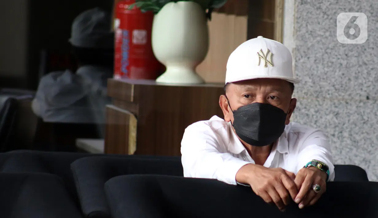 Asmar memenuhi panggilan KPK untuk diperiksa sebagai saksi terkait kasus dugaan korupsi yang menjerat Bupati nonaktif Kepulauan Meranti, Muhammad Adil. (Liputan6.com/Helmi Fithriansyah)