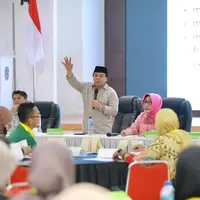 Wakil Wali Kota Bontang, Agus Haris saat memberikan pembekalan kepada 150 enumerator atau tenaga survei validasi data kemiskinan di Pendopo Rumah Jabatan Wali Kota Bontang, Rabu (8/10/2025).