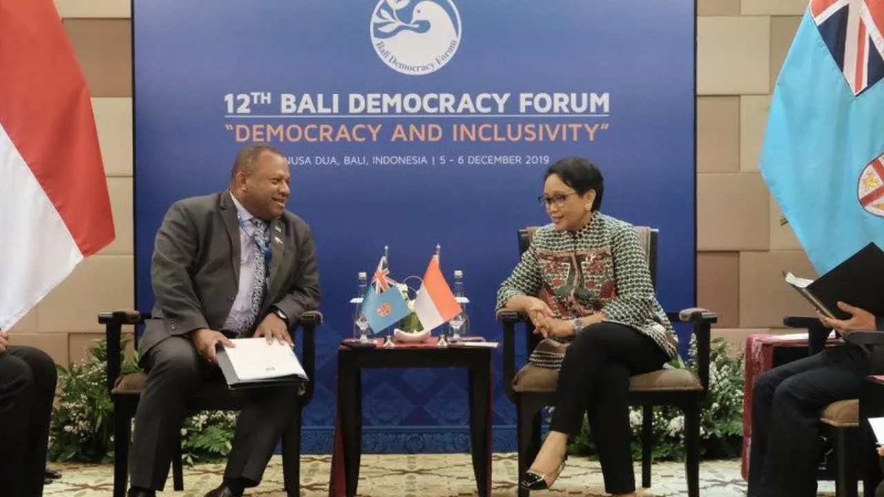 Menteri Luar Negeri RI Retno Marsudi dalam pertemuan bilateral dengan Menteri Luar Negeri Fiji Inia Batikoto Seruiratu di sela-sela kegiatan Forum Demokrasi Bali (Bali Democracy Forum) ke-12 di Nusa Dua, Bali. (Dokumentasi Kemlu RI)
