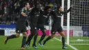 Para pemain Chelsea merayakan gol yang dicetak Pedro ke gawang Huddersfield pada laga Premier League di Stadion John Smith, Huddersfield, Selasa (12/12/2017). Huddersfield kalah 1-3 dari Chelsea. (AFP/Oli Scarff)